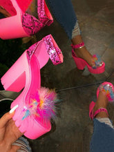 Sandalen mit flauschigem Obermaterial und klobigen Absätzen