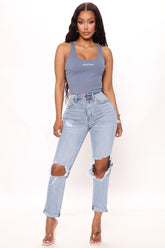 Tabloid Starlet – Zerrissene Mom-Jeans – Hellblaue Waschung
