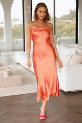 Ärmelloses Seidenkleid mit halb offenem Rücken