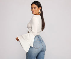 Gewebtes Crop-Top mit Glockenärmeln und Bindeband vorn
