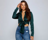 Elegantes und elegantes Oberteil mit Kragen und Bindeband vorne