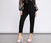 Gebundene und konisch zulaufende Paperbag-Hose