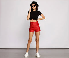 Shorts aus beschichtetem Kunstleder mit hoher Taille