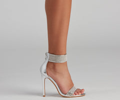 Stilettos mit Strasssteinen und Chrom