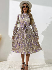 Bedrucktes Plisseekleid mit hohem Kragen
