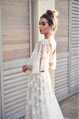 Langärmliges bodenlanges Damenkleid mit hoher Taille