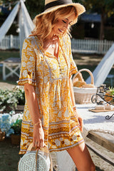 Boho-Minikleid mit kurzen Ärmeln und Blumenmuster