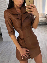 Einfarbiges, figurbetontes Kleid mit Gürtel