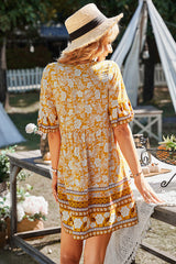 Boho-Minikleid mit kurzen Ärmeln und Blumenmuster