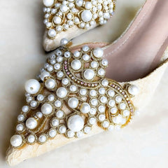 Weiße Satin-Pumps mit Perlen und Schmucksteinen