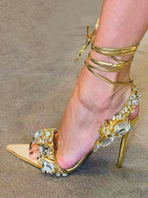 Sandalen mit spitzer Zehenpartie und Strass