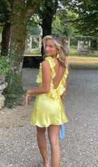 Gelbes Minikleid aus Satin mit Rüschen