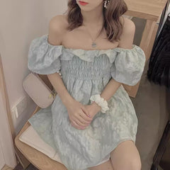 Besticktes Kleid mit gerafften Puffärmeln