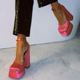 Rendezvous Satin-Pumps mit doppelter Plateausohle und Kristallriemen