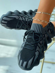 Atmungsaktive Sneakers aus Strick mit Schnürung