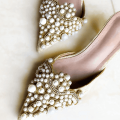 Weiße Satin-Pumps mit Perlen und Schmucksteinen