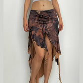 Midirock mit unregelmäßigem Batikmuster und tiefem Bund, selbstbindendem Schlitz und kontrastierender Schnürung