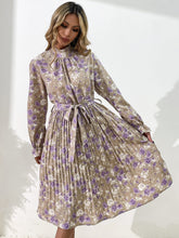 Bedrucktes Plisseekleid mit hohem Kragen