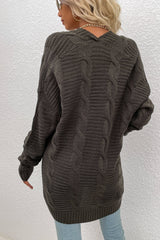 Lange Strickjacke mit Zopfmuster und offener Vorderseite