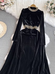 Langärmliges A-Linien-Samtkleid mit Stehkragen