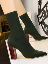 Stiefel mit dickem Absatz und Nähten