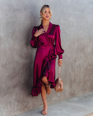 Jubiläums-Midikleid aus Satin mit Wickeldesign – Merlot – ENDGÜLTIGER VERKAUF