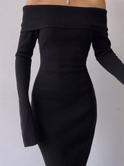 Schulterfreies, schwarzes, langärmliges Maxikleid aus Strick