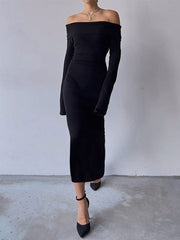 Schulterfreies, schwarzes, langärmliges Maxikleid aus Strick