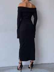 Schulterfreies, schwarzes, langärmliges Maxikleid aus Strick
