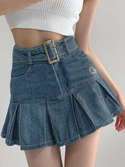 Plissierter Jeans-Minirock mit Schnallengürtel