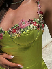 Grünes Minikleid aus Satin mit Blumenstickerei