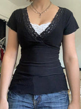 Kurzärmliges T-Shirt mit Spitzeneinsätzen