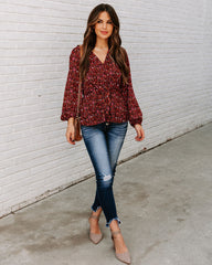 Us Forever – Paisley-Bluse mit Schößchen und Bindeband vorn