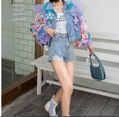 Schicke blaue Jeansjacke mit Rüschen und Stickereien im Patchwork-Stil aus Tüll
