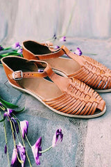Gewebte, flache Sandalen mit runder Zehenpartie
