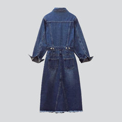Langes Jeanskleid mit zerrissenen Kanten