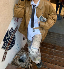 Verwaschene Boyfriendjeans mit Zeitungsdruck