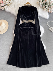 Langärmliges A-Linien-Samtkleid mit Stehkragen