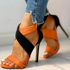 Summer Heat – Zweifarbige Sandalen mit überkreuzten Riemen und Stilettoabsatz