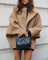 Braune Strickjacke aus Wolle mit Schalkragen und Fledermausärmeln