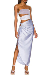 Lilafarbener Badeanzug mit Perlenträgern, Cut-out und glänzender Textur