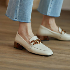 Eldora – Loafer mit niedrigem Absatz und Kettenverzierung