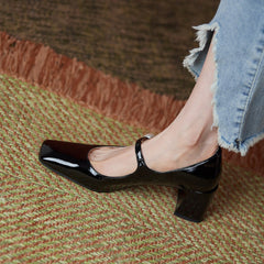 Delaney Mary Janes mit dickem Absatz und Perle