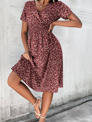 Bedrucktes Kleid mit V-Ausschnitt und kurzen Ärmeln