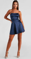 Atemberaubend im Satin-Skaterkleid