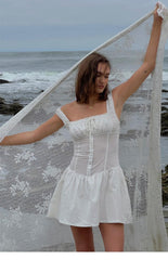 Maribel – Minikleid im Korsett-Stil mit Lochstickerei