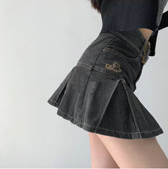 Schmaler, kurzer Faltenrock aus Denim