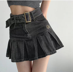 Schmaler, kurzer Faltenrock aus Denim