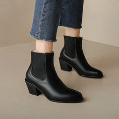 Kurze Stiefel mit klobigem Absatz und quadratischer Zehenpartie