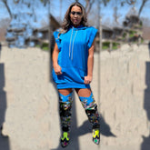 Lässiges Sweatshirtkleid mit Kapuze und einfarbigem Muster